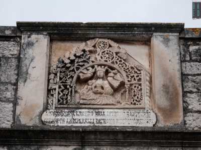 Sotto la figura � incisa una scritta ottocentesca che fa riferimento ad alcuni lavori eseguiti da Giuseppe Lamparelli, membro della famiglia terlizzese che fu custode del complesso religioso